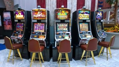 BandarQ card table at warkop66 showing player and banker seats
